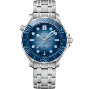 Quadrante blu Summer Blue lucido in ceramica con motivo a onde inciso al laser e indici luminosi dell’Omega Seamaster Diver 300M 42 mm modello 210.30.42.20.03.003 con bracciale in acciaio inox.